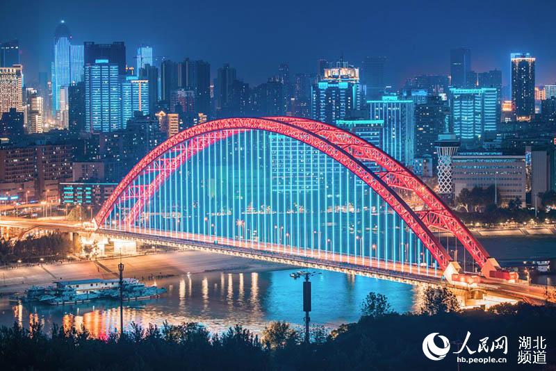 震撼!LED幕墻燈光技術(shù)助力70周年大型燈光秀,告白祖國!